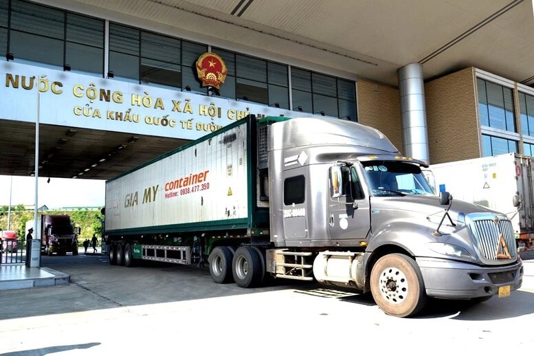 Bộ Y tế đề nghị Ủy ban nhân dân các tỉnh, thành phố chuẩn bị, bảo đảm đầy đủ các điều kiện cần thiết để thực hiện Nghị định 46/2026/NĐ-CP và Nghị quyết 66.13/2026/NQ-CP từ ngày 16/04/2026. Ảnh thông quan hàng hóa xuất nhập khẩu tại Cửa khẩu Kim Thành, Lào Cai