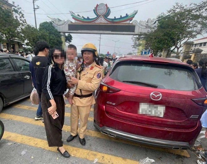 Lực lượng CSGT Công an tỉnh Bắc Ninh đã giải cứu cháu bé an toàn. (Ảnh: Phòng CSGT Công an tỉnh Bắc Ninh)