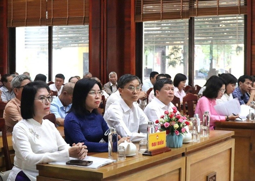 Ông Nguyễn Khánh Ngọc cùng các ứng cử viên tham dự hội nghị tiếp xúc cử tri sáng 2/3.