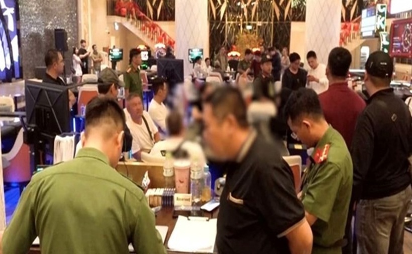 Công an đã đột kích và bắt quả tang nhiều người nước ngoài đánh bạc trái phép dưới tầng hầm một khách sạn ở Nha Trang. (Ảnh: Công an tỉnh Khánh Hòa)