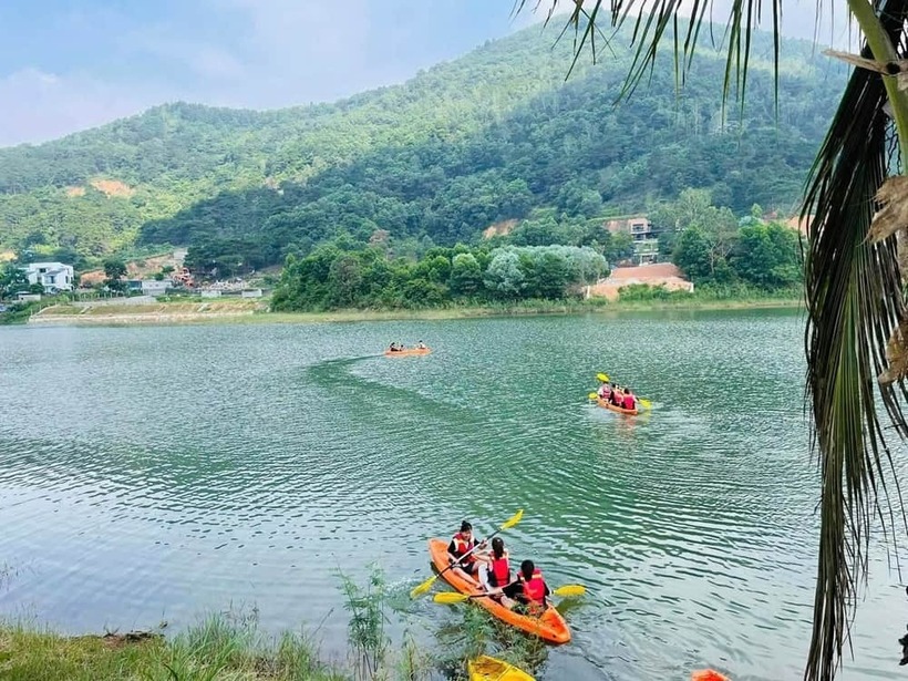 Hãy trải nghiệp chèo SUP trên hồ Đồng Đò, chắc chắn bạn sẽ không hối hận.
