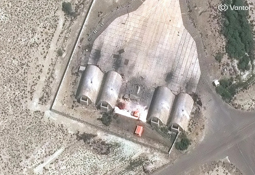 Nhà chứa máy bay tại căn cứ không quan Konarak của Iran bị phá hủy (Ảnh: Vantor).