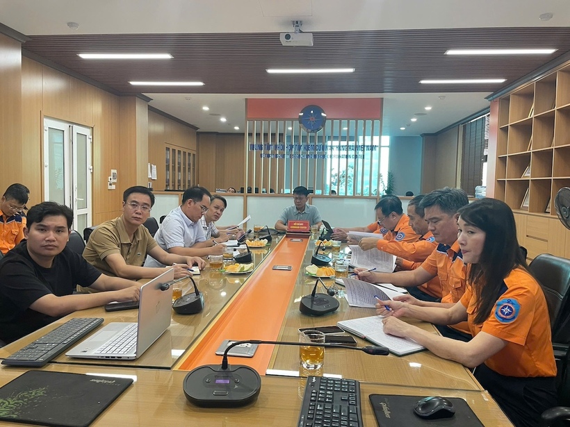 Cục trưởng Cục Hàng hải và Đường thủy Việt Nam Lê Đỗ Mười chỉ đạo trực tiếp hoạt động tìm kiếm cứu nạn tại Trung tâm