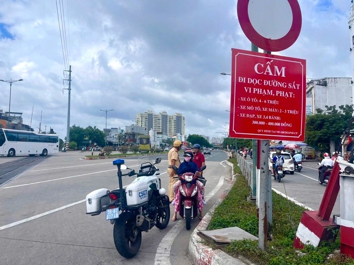 Đã có biển cấm và biển phụ cảnh báo tại 2 đầu đường cấm đi vào nhưng các xe máy vẫn xảy ra vi phạm. (Ảnh: PC08)