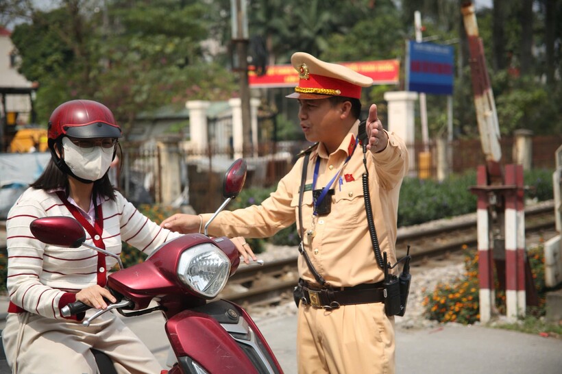 CSGT hướng dẫn người dân về phạm vi an toàn đường sắt.