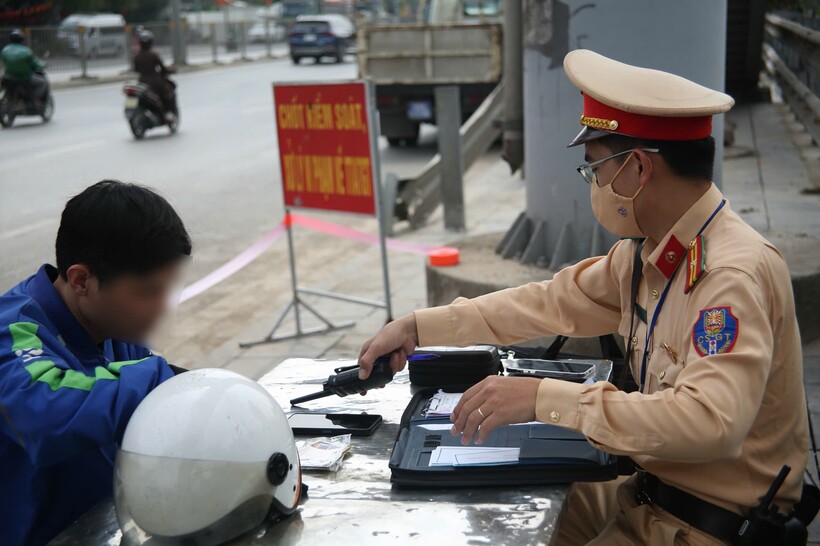 Với hành vi trên, tổ công tác đã lập biên bản xử phạt vi phạm hành chính số tiền 900.000 đồng, đồng thời tước quyền sử dụng Giấy phép lái xe 02 tháng theo quy định.