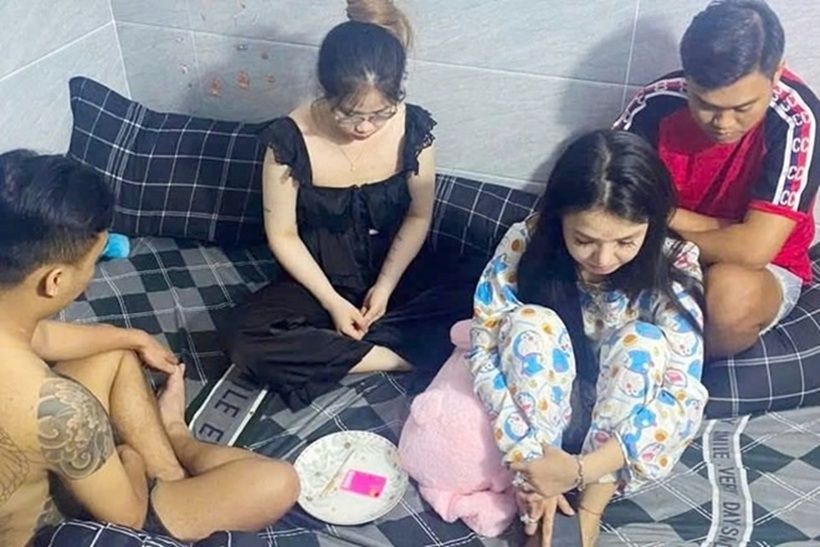 Các đối tượng bị bắt trong khu nhà trọ. Ảnh: Lao động