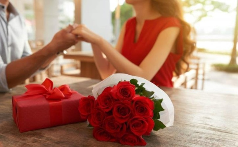 Việc nắm rõ lịch trình giúp bạn chủ động chuẩn bị những món quà ý nghĩa và kế hoạch kỷ niệm trọn vẹn. Ảnh minh họa