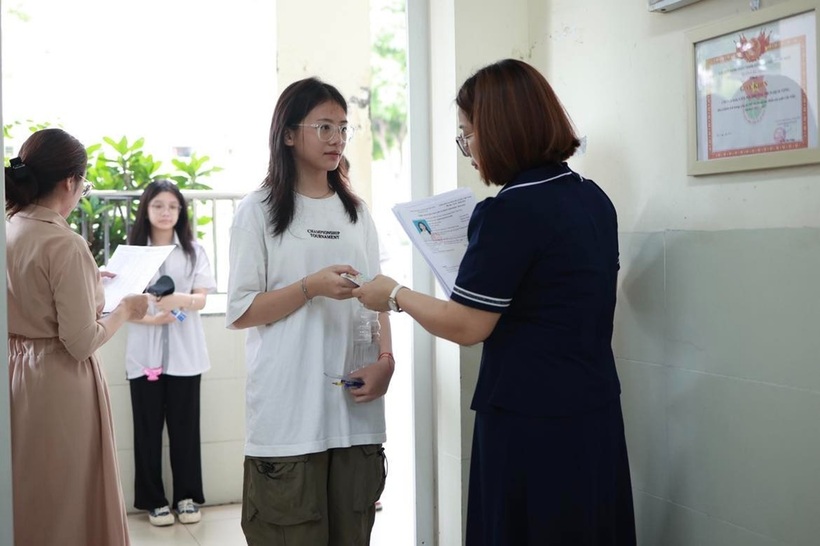 Học sinh dự thi tuyển sinh vào lớp 10 THPT công lập tại Hà Nội năm 2025. Ảnh: Lao động