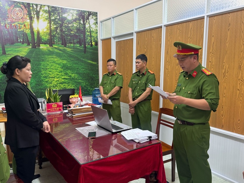 Cơ quan Cảnh sát điều tra Công an tỉnh Gia Lai thi hành lệnh bắt bà Trần Thị Thu.