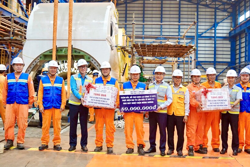 Lãnh đạo EVNGENCO3 trao quà động viên người lao động Công ty EPS, Nhiệt điện Mông Dương tại công trường đại tu tổ máy S1