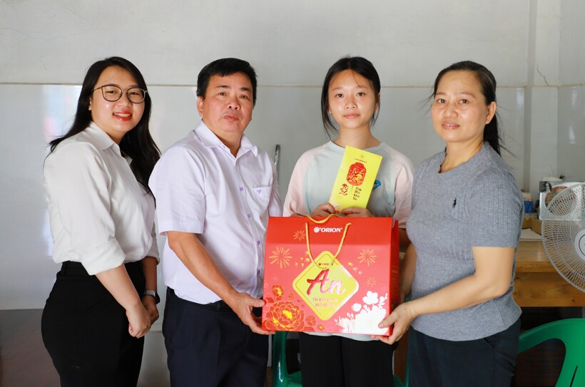 Đoàn EVNGENCO3 thăm, tặng quà Tết gia đình Em Hà Thiên Ngân (học sinh lớp 10) tại Phường Long Bình, TP.HCM