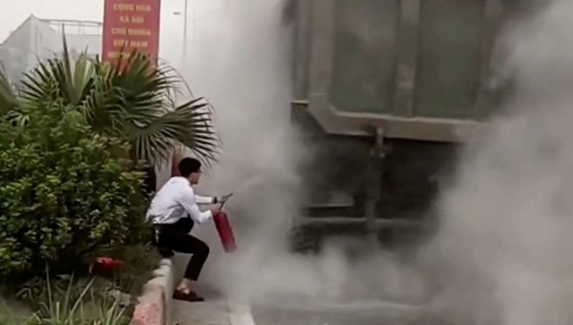 Người dân hỗ trợ dập lửa khi bánh xe tải bốc cháy. (Ảnh: Lao động)