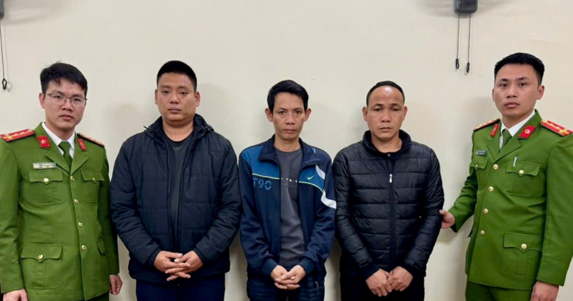 Các đối tượng tại cơ quan công an.