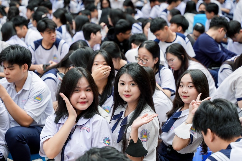 Không chỉ loại bỏ hàng loạt tổ hợp môn truyền thống, nhiều trường còn chính thức chấm dứt đặc quyền "miễn thi" của chứng chỉ IELTS, thay thế bằng các công thức tính điểm tổng hợp đầy biến số. Ảnh minh họa