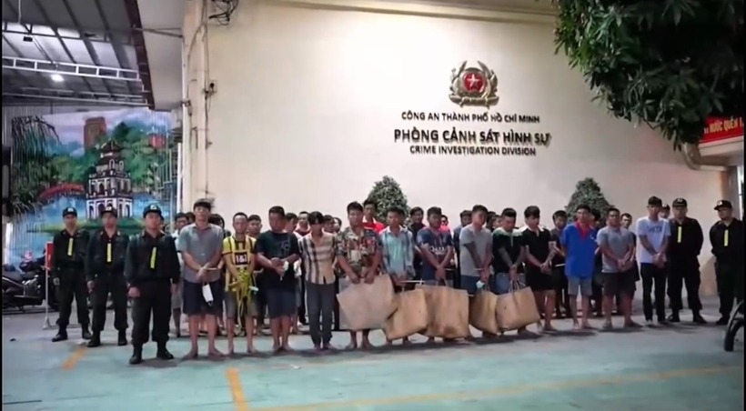 Các đối tượng liên quan được đưa về trụ sở công an để làm rõ. (Ảnh: Công an TP.HCM)