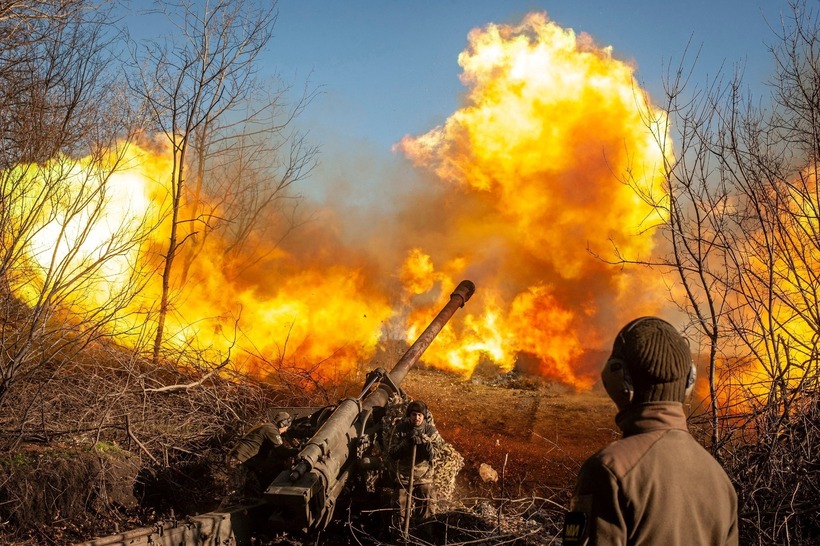 Ukraine căng mình ứng phó với Nga. Ảnh: Reuters