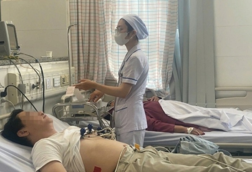 Nhân viên y tế chăm sóc sức khoẻ cho bệnh nhân. Ảnh: VTC News.