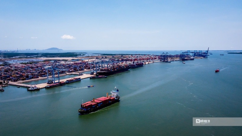 Về chuỗi cung ứng và logistics, các tuyến hàng hải qua eo biển Hormuz hay Biển Đỏ có thể bị ảnh hưởng gián tiếp bởi căng thẳng quân sự.