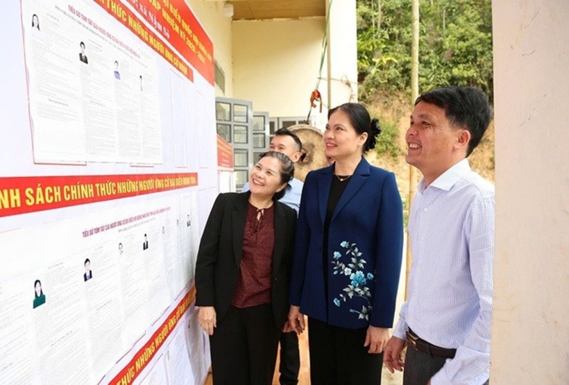 Phó Chủ tịch - Tổng Thư ký Ủy ban Trung ương MTTQ Việt Nam Hà Thị Nga cùng Chủ tịch HĐND tỉnh, Trưởng đoàn Đại biểu Quốc hội tỉnh Lai Châu Giàng Páo Mỷ kiểm tra công tác bầu cử tại xã Nậm Sỏ.