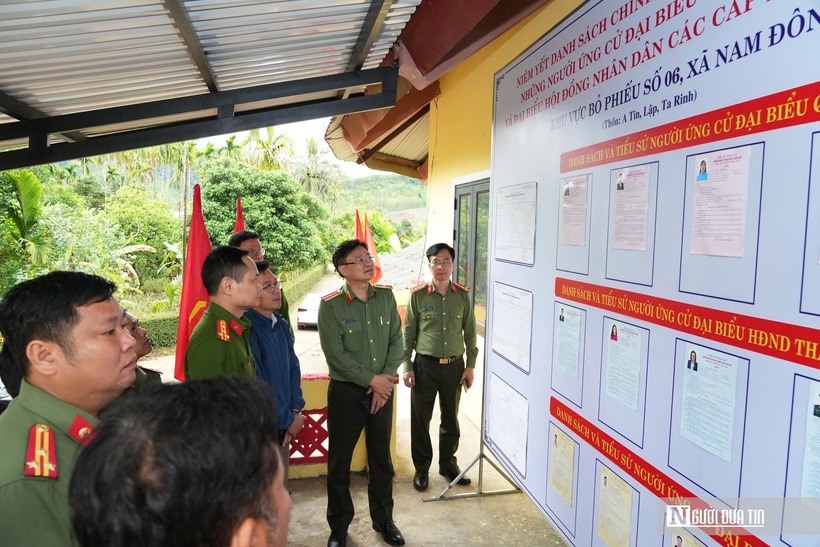Thiếu tướng Nguyễn Thanh Tuấn kiểm tra tại một điểm bầu cử.