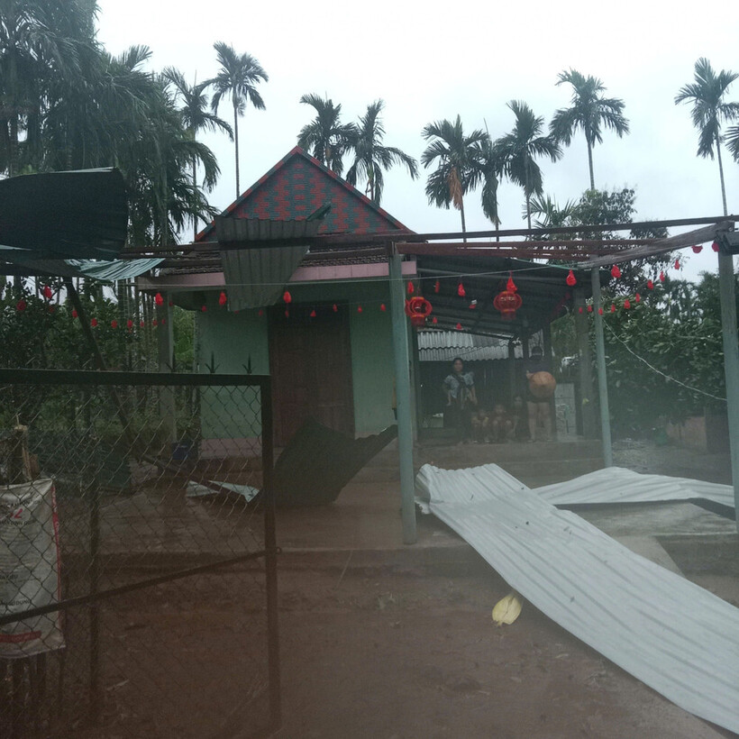 Nhiều mái tôn vương vãi khắp nơi. Ảnh: Báo Tiền phong.