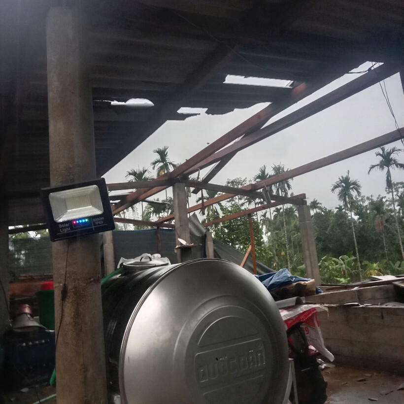 Lốc xoáy kèm mưa lớn khiến nhiều ngôi nhà bị tốc mái. Ảnh: Báo Tiền phong.