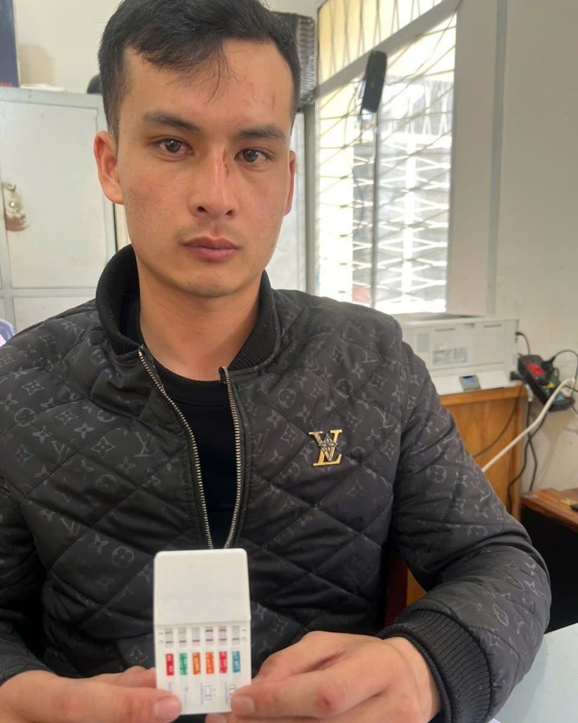 Đối tượng Nguyễn Trần Bảo Huy ra đầu thú tại cơ quan công an. Ảnh: Lao động