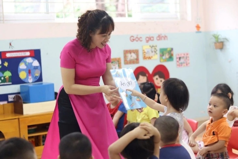 Hiệu trưởng mầm non phải đứng lớp, giáo viên được giảm giờ dạy. Ảnh: Báo Tuổi trẻ.