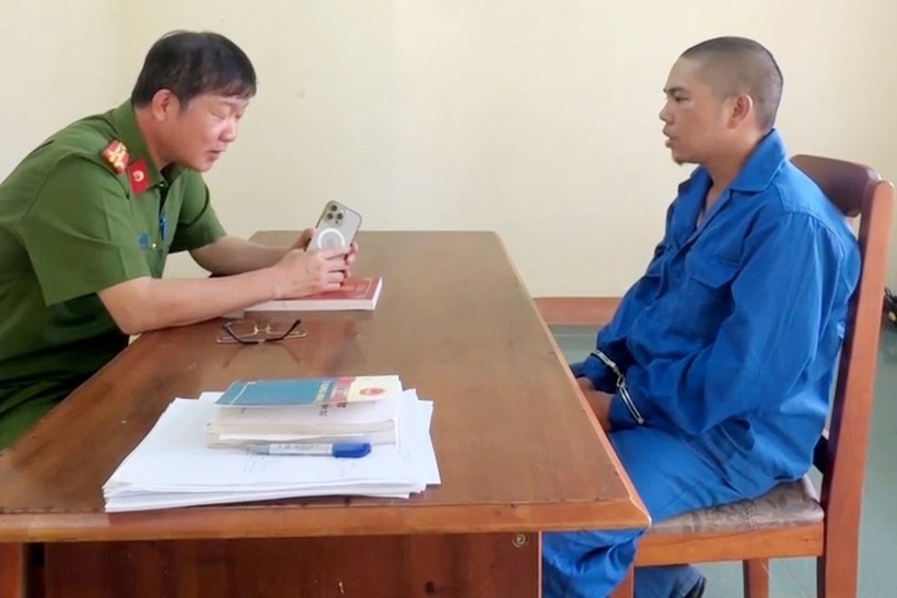 Cơ quan công an làm việc với Tạ Quốc Hùng. Ảnh: Dân trí