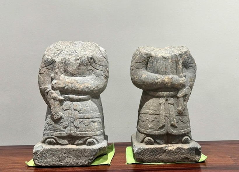 2 bức tượng tìm thấy chỉ còn phần thân, mất phần đầu. Ảnh: Thanh Niên