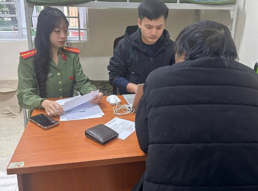 Cơ quan Công an làm việc với trường hợp vi phạm. Ảnh: Công an TP Hà Nội.