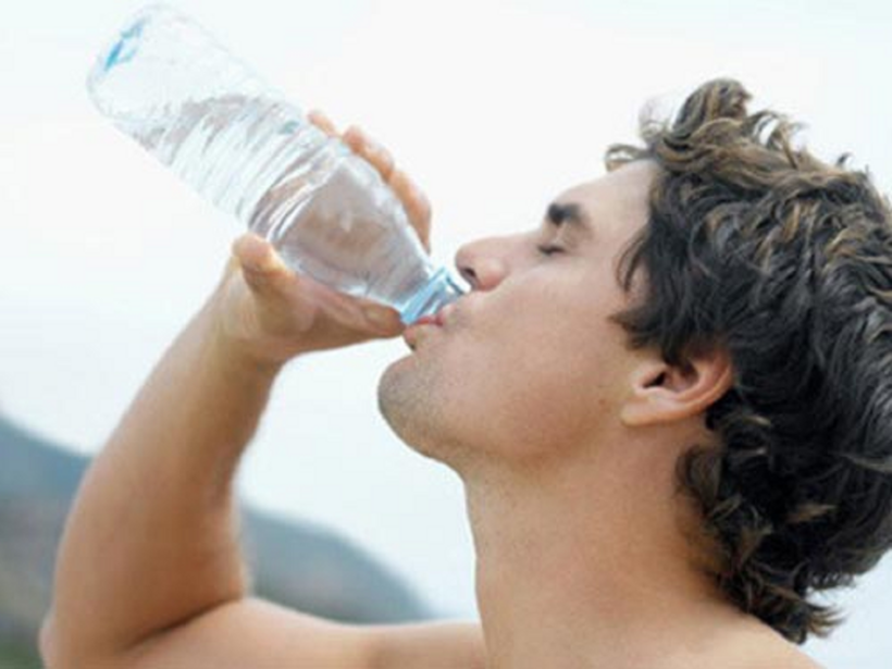 Uống đủ 1.5-2 lít nước mỗi ngày giúp kiểm soát acid uric máu ở người bệnh gút