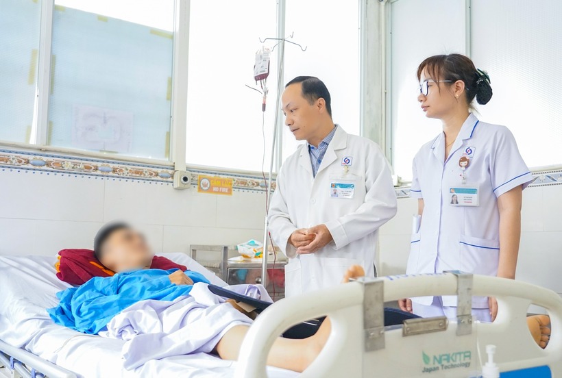 Bác sĩ thăm khám cho bệnh nhân. Ảnh: Người Lao Động