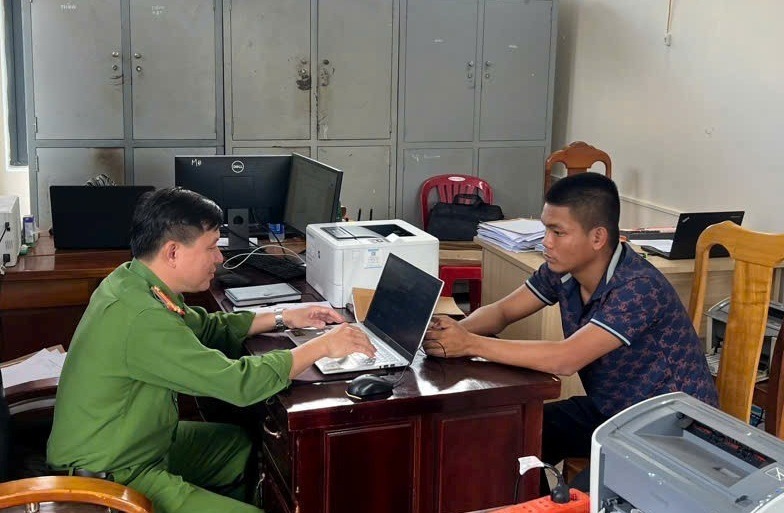 Đối tượng truy nã ra đầu thú tại Công an xã. (Ảnh: Công an tỉnh Lâm Đồng)