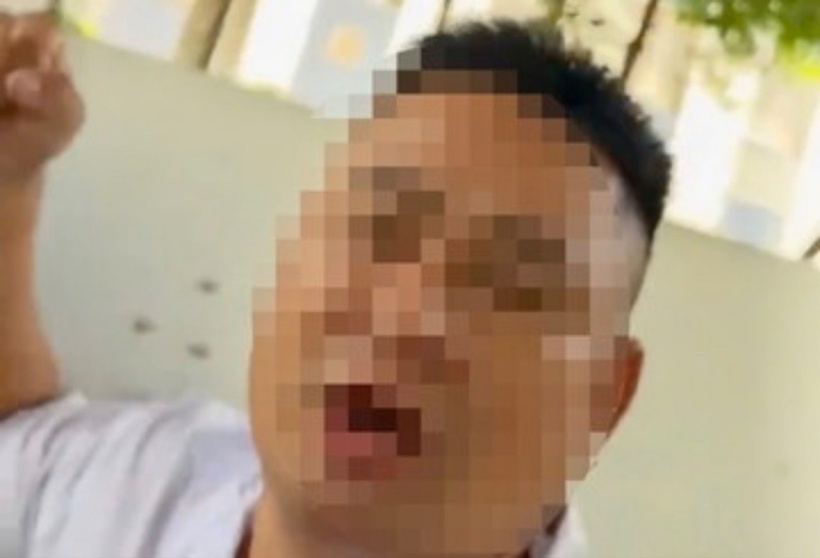 Người đàn ông lao vào tấn công người quay clip. Ảnh: PLO.