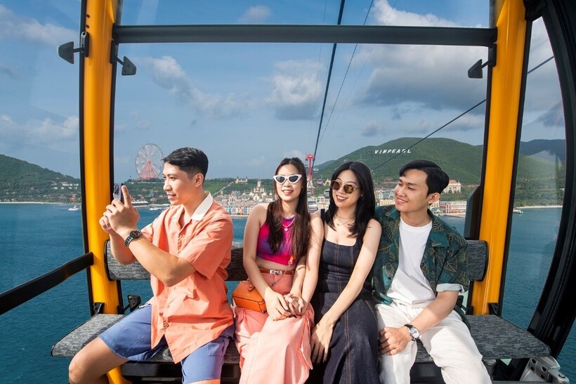 Cabin cáp treo mở ra góc nhìn ngoạn mục về vịnh Nha Trang từ trên cao
