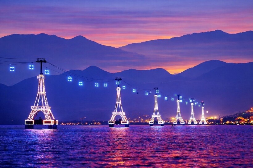 Cáp treo Vinpearl thắp sáng vịnh Nha Trang về đêm