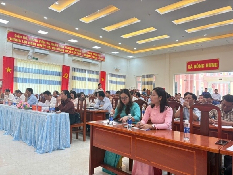 Các cử tri tiếp xúc với người ứng cử ĐBQH khóa XVI, đơn vị bầu cử số 07, tỉnh An Giang.