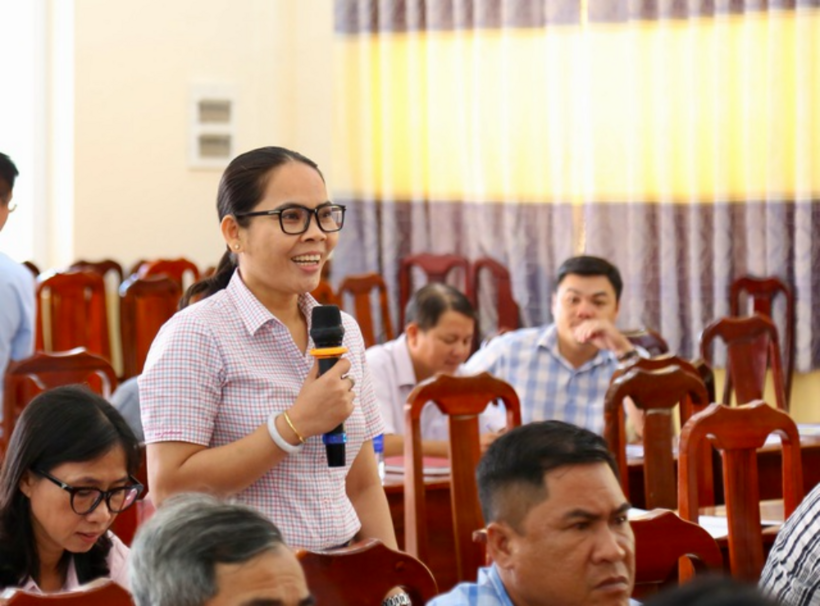 Cử tri kiến nghị nhiều thông tin đến ứng viên ĐQBH (ảnh T.Tiến).