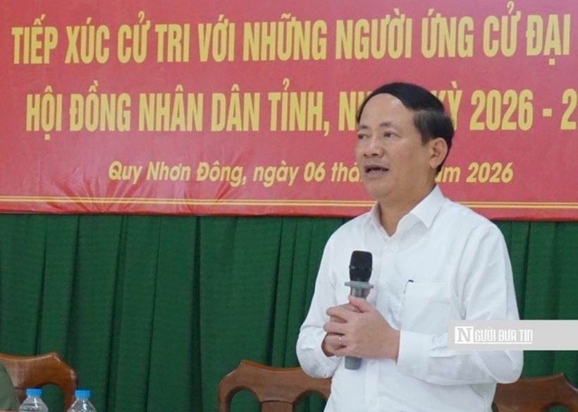 Chủ tịch UBND tỉnh Gia Lai Phạm Anh Tuấn trao đổi với các cử tri về các kiến nghị liên quan.