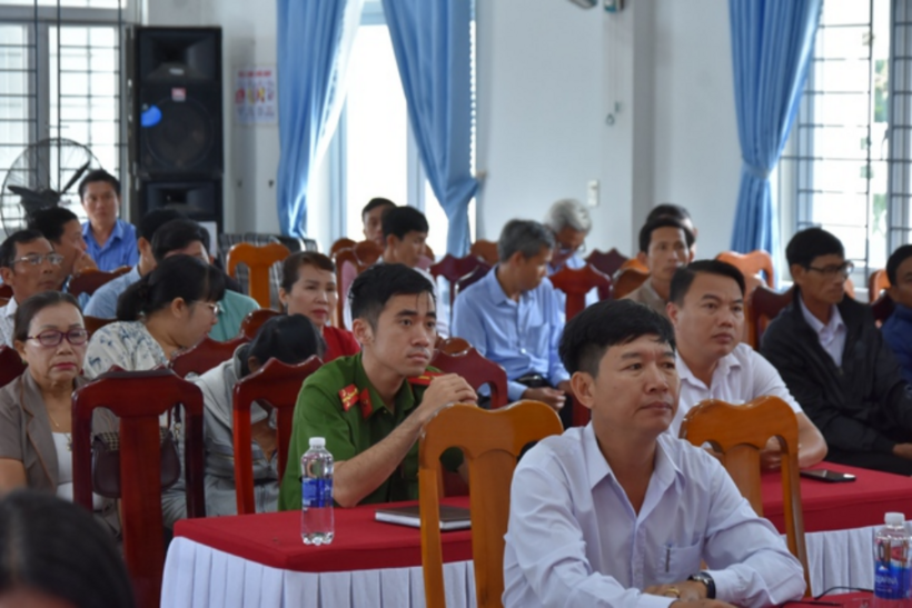 Nhiều người dân đến tham gia hội nghị tiếp xúc cử tri.