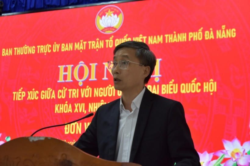 Ông Nguyễn Khánh Ngọc, Chủ tịch Hội Luật gia Việt Nam, phát biểu trước cử tri hai xã Quế Phước và Nông Sơn.