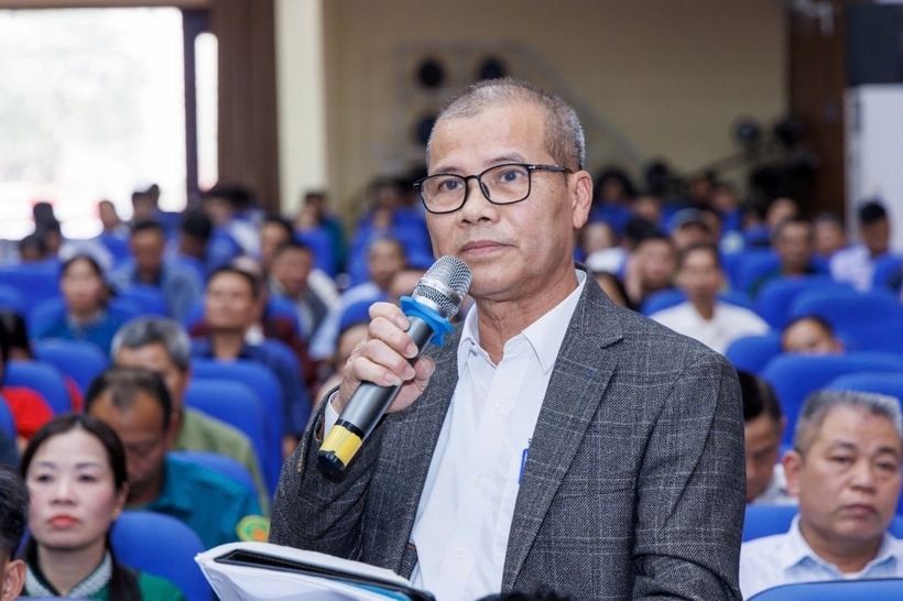 Cử tri phát biểu ý kiến tại hội nghị (Ảnh Quang Vinh).