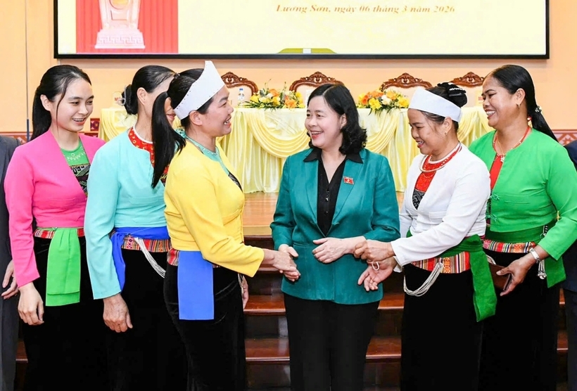 Ủy viên Bộ Chính trị, Bí thư Trung ương Đảng, Bí thư Đảng ủy MTTQ, các đoàn thể Trung ương, Chủ tịch UBTƯ MTTQ Việt Nam Bùi Thị Minh Hoài cùng với cử tri tham dự hội nghị (Ảnh Quang Vinh).