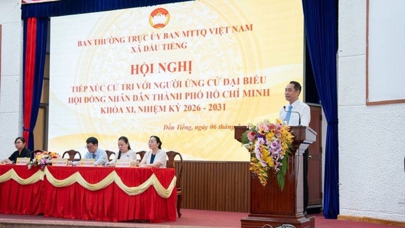 Ứng cử viên trình bày trước cử tri.