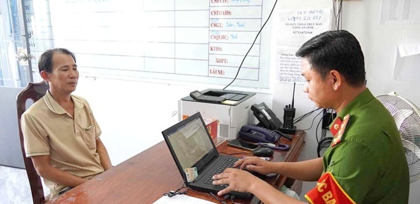 Đối tượng Nguyễn Công Tùng tại cơ quan Công an. (Ảnh: Nhân dân)