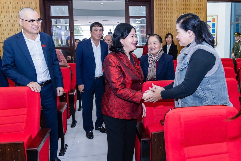 Ủy viên Bộ Chính trị, Bí thư Trung ương Đảng, Bí thư Đảng ủy MTTQ, các đoàn thể Trung ương, Chủ tịch UBTƯ MTTQ Việt Nam Bùi Thị Minh Hoài trao đổi với cử tri tham dự hội nghị (Ảnh Quang Vinh).
