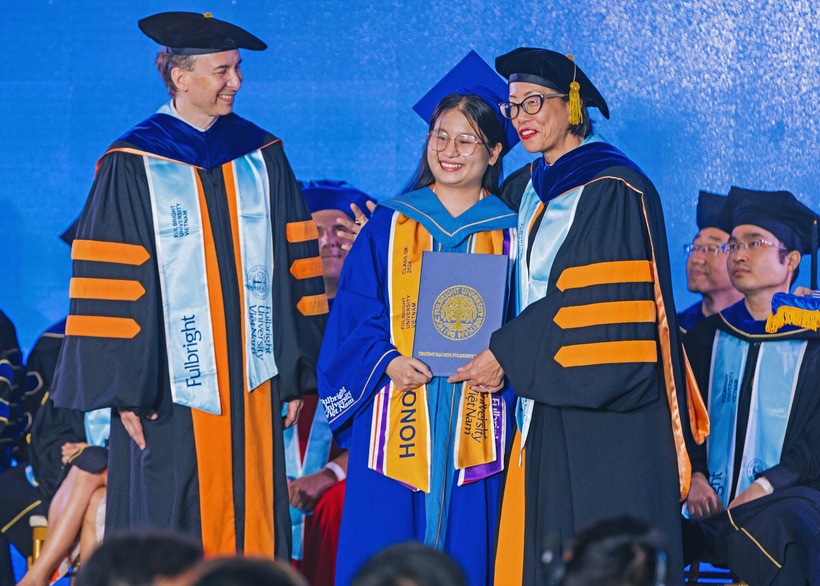 Hải Yến trong buổi lễ tốt nghiệp Đại học Fulbright Việt Nam.