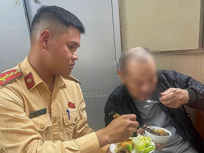 Cụ D được các cán bộ Đội CSGT chăm sóc trong khi chờ liên hệ gia đình.